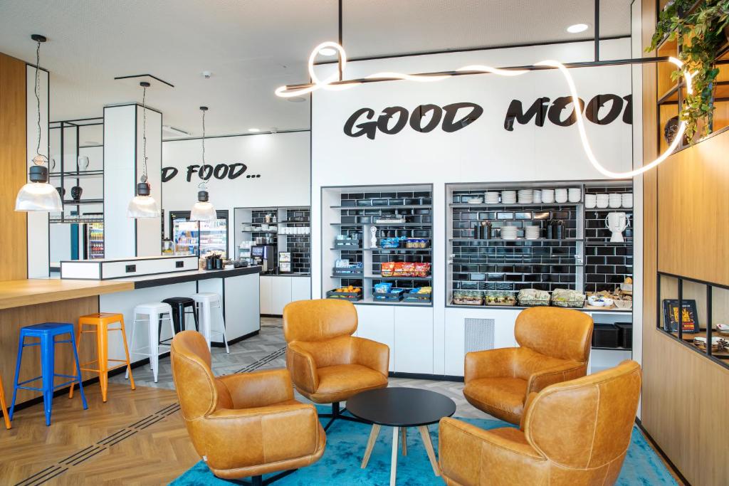 LOGINN Hotel Köln Airport - Resim 33