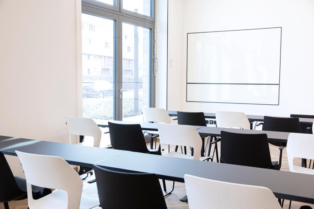 LOGINN Hotel Köln Airport - Resim 4