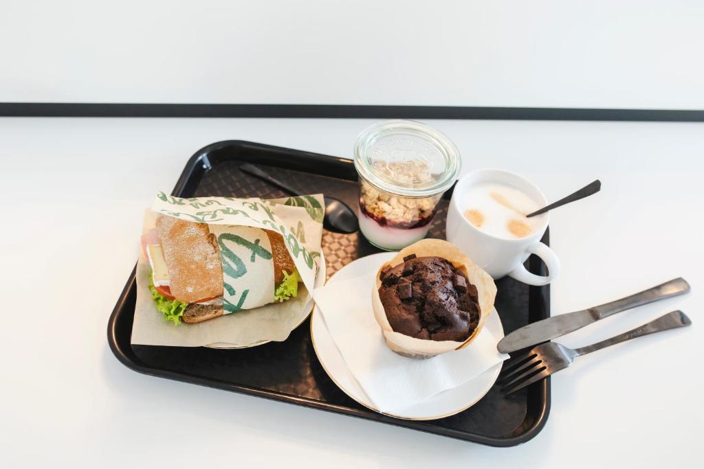 LOGINN Hotel Köln Airport - Resim 13