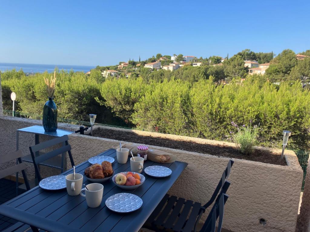 une table bleue avec des assiettes de nourriture dans l'établissement Zen à vallongue, à Bandol