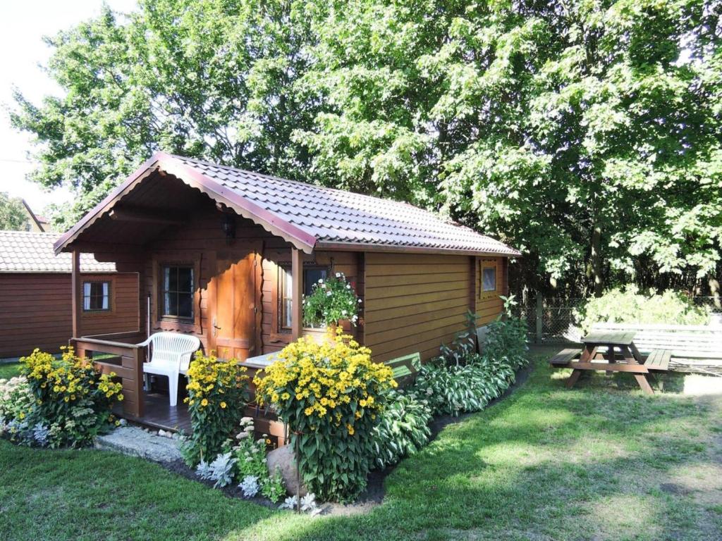 Κήπος έξω από το Bungalow near Turquoise Lake and Baltic Sea