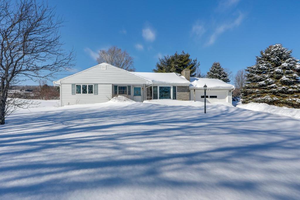 CazenoviaにあるDeck and Fire Pit Cozy Escape in Morrisville!の雪に覆われた私道白家