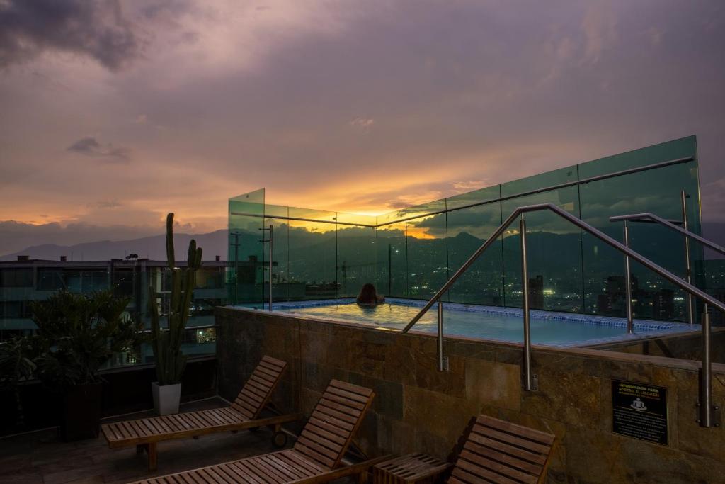 Bazén v ubytování Cafe Hotel Medellín nebo v jeho okolí