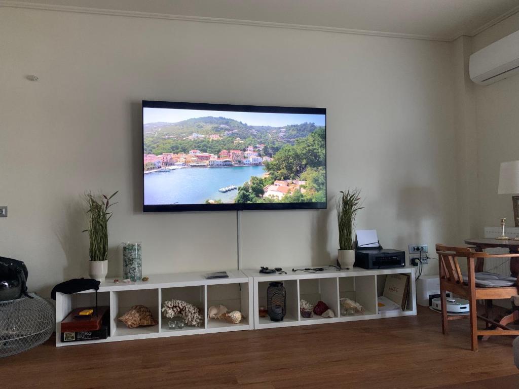 Televízia a/alebo spoločenská miestnosť v ubytovaní Captains 2-Bedroom Suite in Athens Nea Smyrni