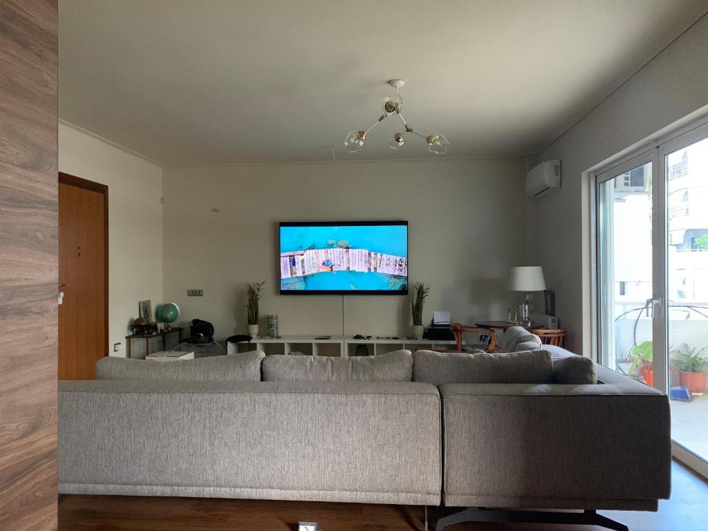 Televízia a/alebo spoločenská miestnosť v ubytovaní Captains 2-Bedroom Suite in Athens Nea Smyrni