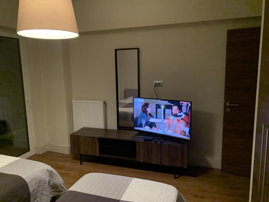 Televízia a/alebo spoločenská miestnosť v ubytovaní Captains 2-Bedroom Suite in Athens Nea Smyrni