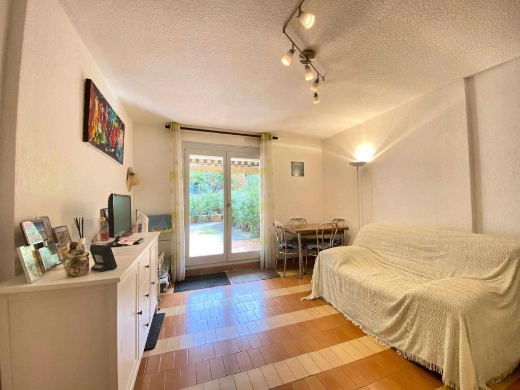 une chambre avec un lit et un bureau avec une télévision dans l'établissement Résidence Camargue Village - T2 rez de jardin au Boucanet MAE-5441, au Grau-du-Roi