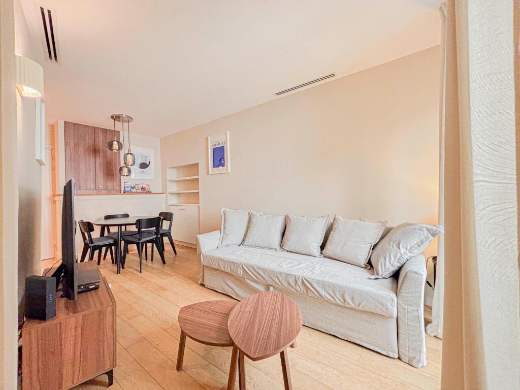 un salon avec un canapé et une table dans l'établissement Petit cocon au cœur du Vieux-Nice, Wifi, AC, 2pers, à Nice