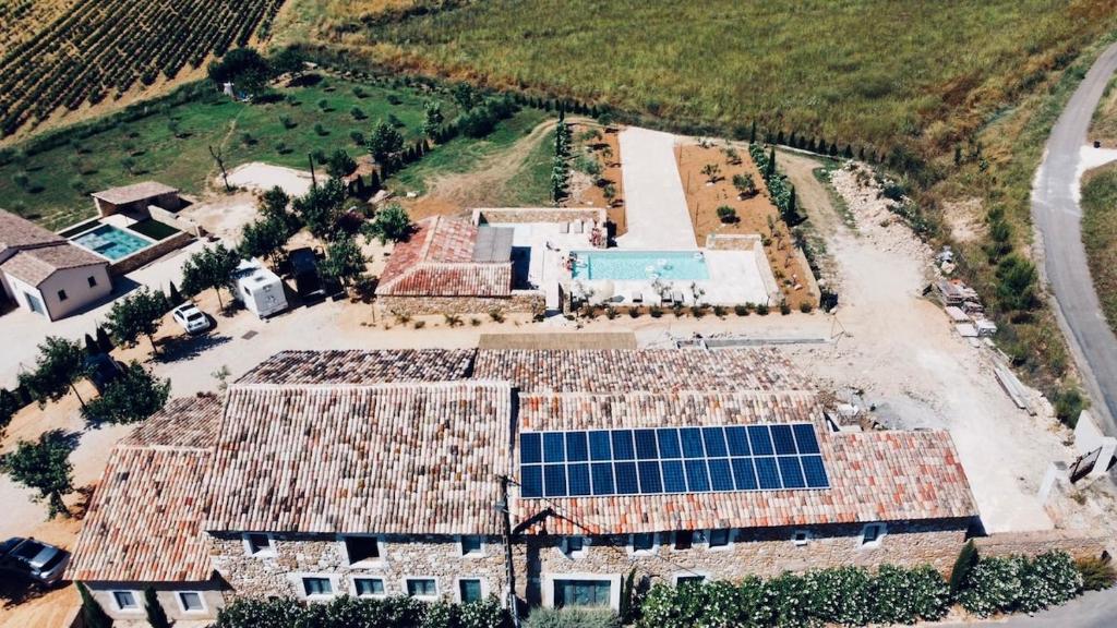 - une vue aérienne sur une maison dotée de panneaux solaires sur le toit dans l'établissement Domaine Le Clos Bohème, à Baron