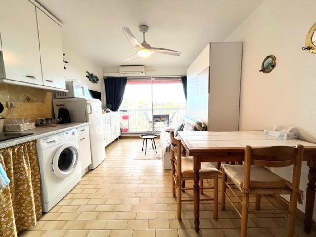 une cuisine avec une table et une salle à manger dans l'établissement Résidence Los Amigos Ii - Studio 3 couchages proche plage MAE-7091, au Grau-du-Roi