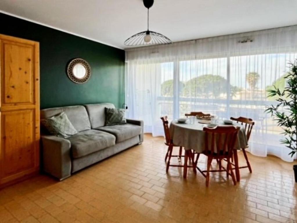 un salon avec une table et un canapé dans l'établissement Résidence La Madrague - Studio cabine proche plage La Madrague MAE-7161, au Grau-du-Roi