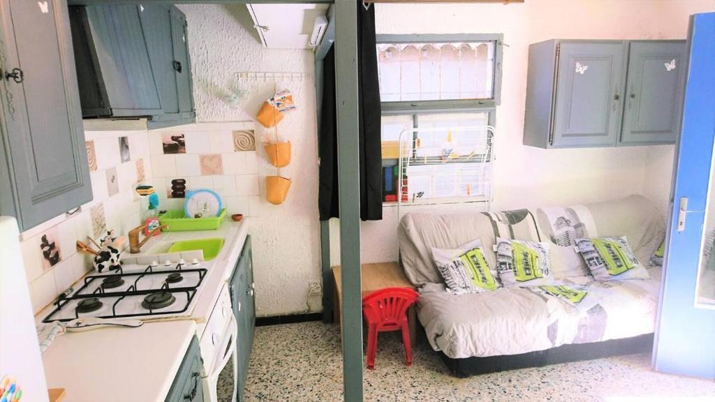 - une cuisine avec un canapé dans une petite pièce dans l'établissement Résidence Pec1-le Grau Du Roi - Typique logement de pêcheurs 4 personnes MAE-7191, au Grau-du-Roi