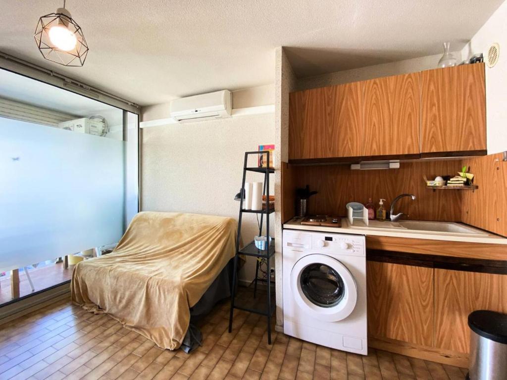 Cette chambre dispose d'un lave-linge et d'un lavabo. dans l'établissement Résidence Le Lagon Bleu - Studio cabine dans résidence avec piscine MAE-7221, au Grau-du-Roi