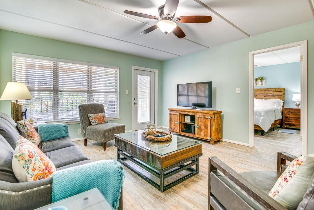 TV a/nebo společenská místnost v ubytování Walk to Beach Condo with Pool Access in Texas!