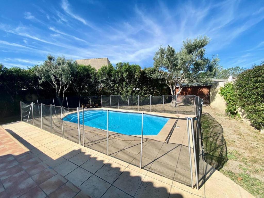 une clôture à maillons autour d'une piscine dans l'établissement Résidence Fr15-le Grau Du Roi - Maison flamants roses avec piscine Grau du roi MAE-9861, au Grau-du-Roi