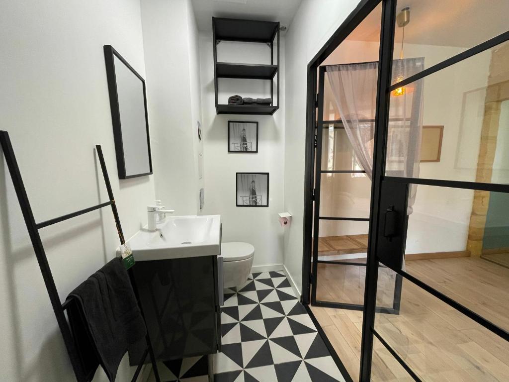 une salle de bain avec un lavabo et des toilettes dans l'établissement Nansouty terrasse, à Bordeaux