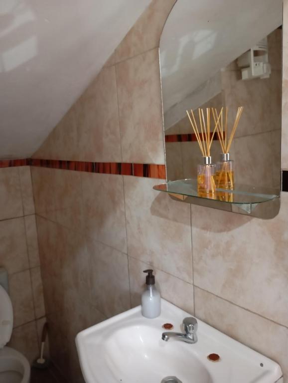 un baño con lavabo y espejo en Loloh, en Formosa