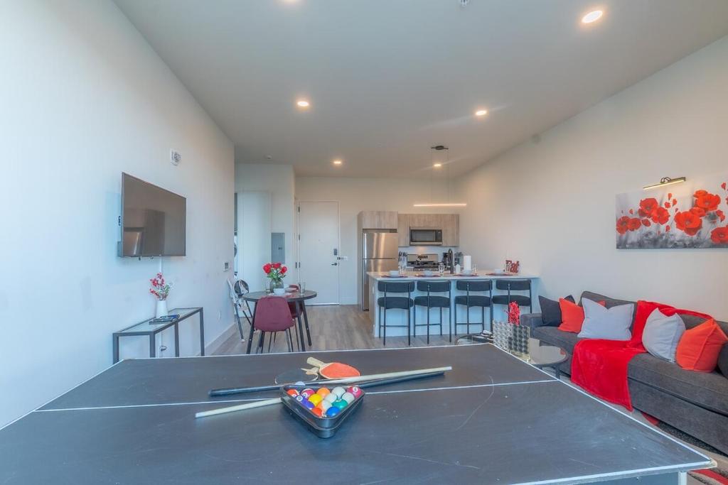 Η κουζίνα ή μικρή κουζίνα στο Stylish Apt FREE Parking Near NYC & Airport