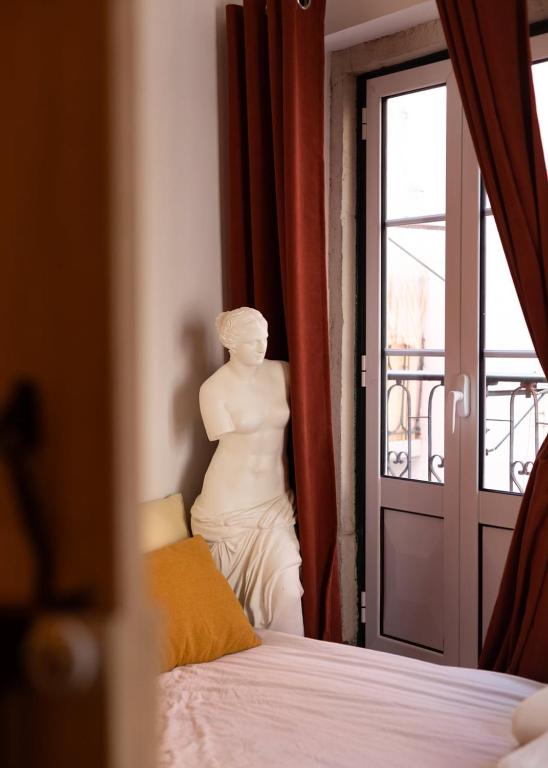 Romantic Alfama Balcony Apartment - 10 minutes from Terreiro do Paço