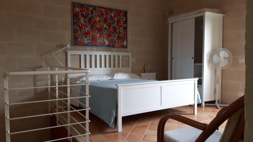 una camera da letto con un letto e un dipinto sul muro di Casa Vacanza "Nel Cuore dei Sassi" a Matera