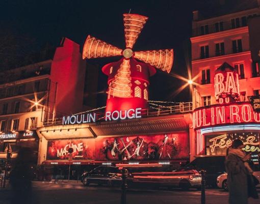 un bâtiment avec un moulin à vent en haut dans l'établissement Chic Studio in Central Paris, à Paris
