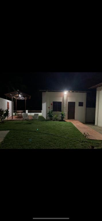 a night time picture of a house with a yard at Chalés de Morro Branco in Beberibe