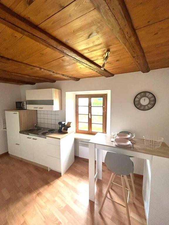 Kuchyň nebo kuchyňský kout v ubytování Cocon du Vignoble