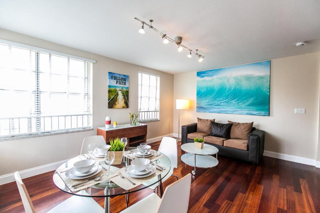 uma sala de estar com uma mesa e um sofá em Hudson Apartments em Miami Beach