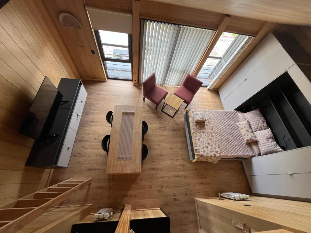 a small room with a living room and a room at Departamentos en Villa La Angostura con ubicación ideal in Villa La Angostura