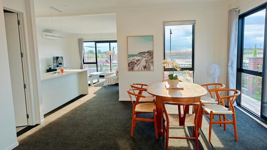 Spacious Getaway in Cambridge - 4 Bedrooms House with 3 bathrooms - Resim 4