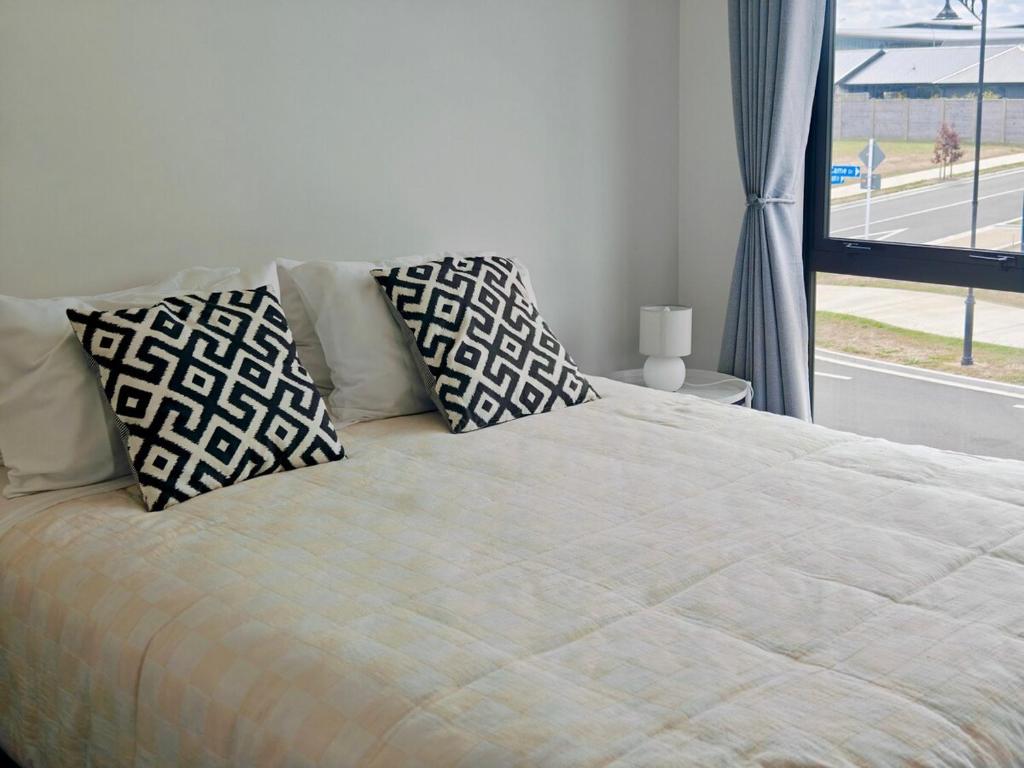 Spacious Getaway in Cambridge - 4 Bedrooms House with 3 bathrooms - Resim 20