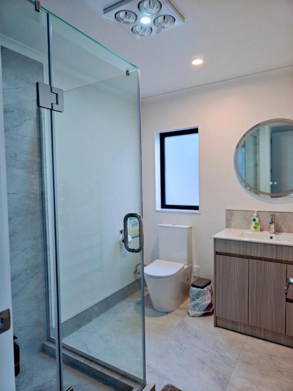 Spacious Getaway in Cambridge - 4 Bedrooms House with 3 bathrooms - Resim 8