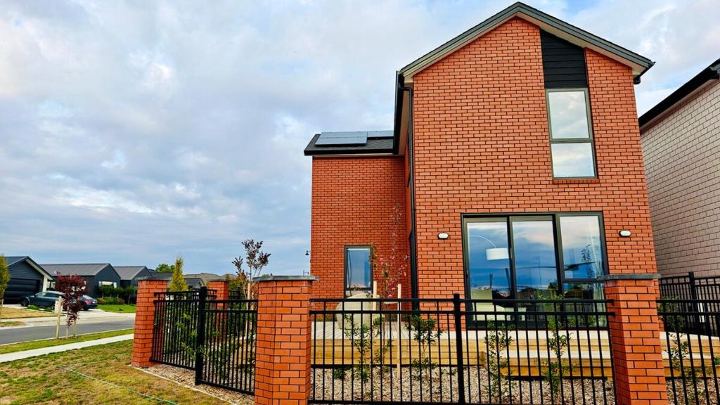 Spacious Getaway in Cambridge - 4 Bedrooms House with 3 bathrooms - Resim 12