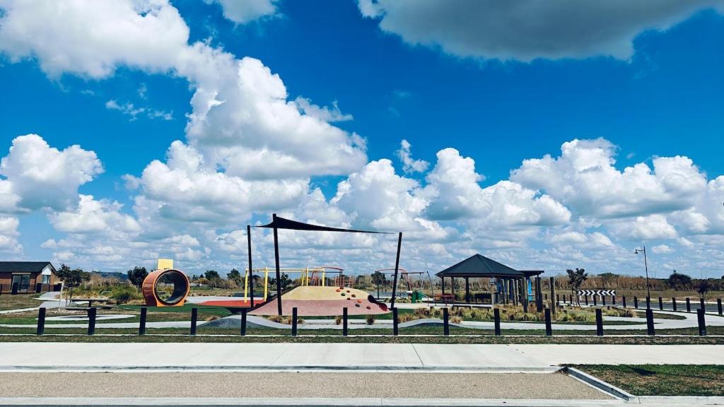 Spacious Getaway in Cambridge - 4 Bedrooms House with 3 bathrooms - Resim 9