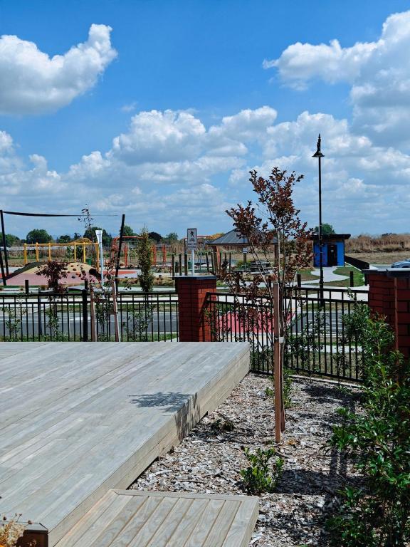 Spacious Getaway in Cambridge - 4 Bedrooms House with 3 bathrooms - Resim 14