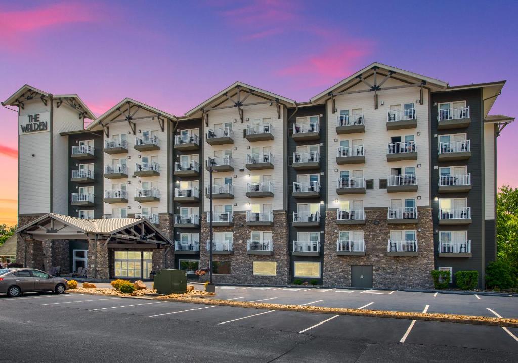 un grande condominio con parcheggio di The Walden, Trademark Collection By Wyndham a Pigeon Forge