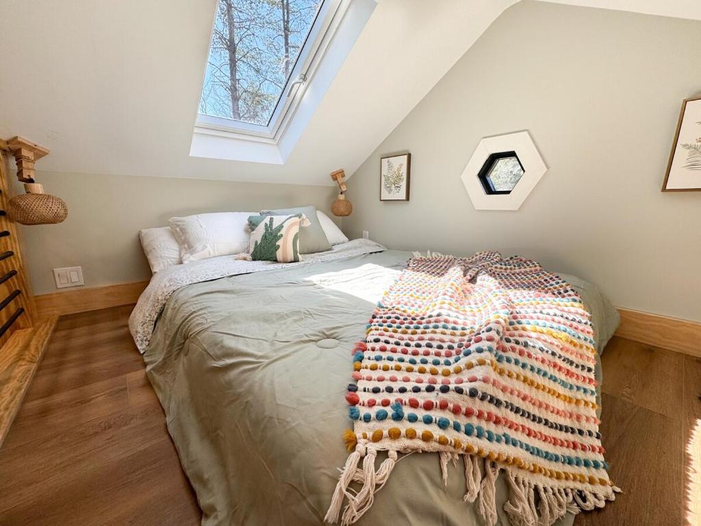 Postel nebo postele na pokoji v ubytování Secluded Tiny Home in Exclusive Paris Mountain!