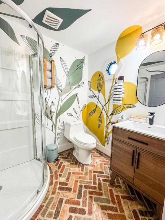 Koupelna v ubytování Secluded Tiny Home in Exclusive Paris Mountain!