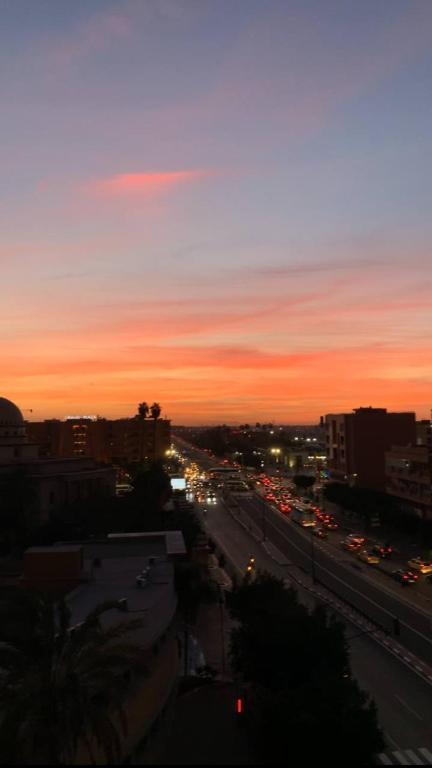 Blick auf eine Stadt mit Verkehr bei Sonnenuntergang in der Unterkunft Blue Wave Apartment in Temara