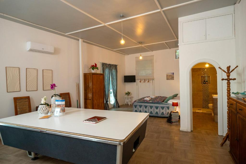 A television and/or entertainment centre at Villa Punta del Sole