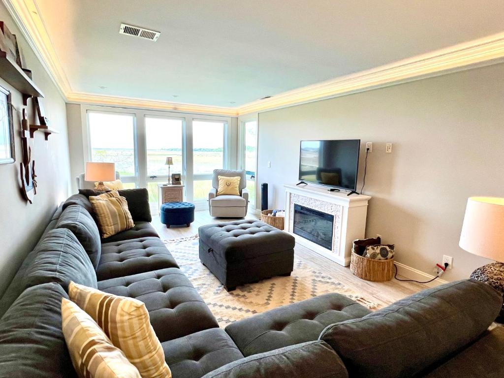 sala de estar con sofá grande y TV en 2112 Landfall Way, en Seabrook Island