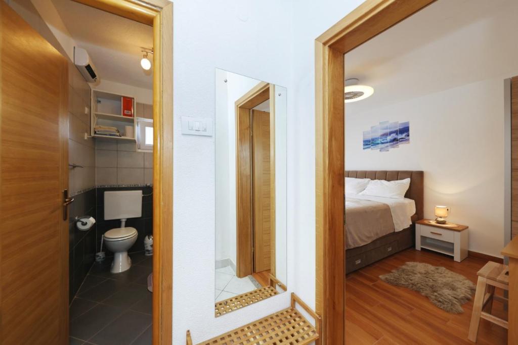 Posteľ alebo postele v izbe v ubytovaní Apartments by the sea Nin, Zadar - 290