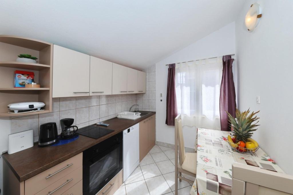 Kuchyňa alebo kuchynka v ubytovaní Apartments by the sea Nin, Zadar - 290