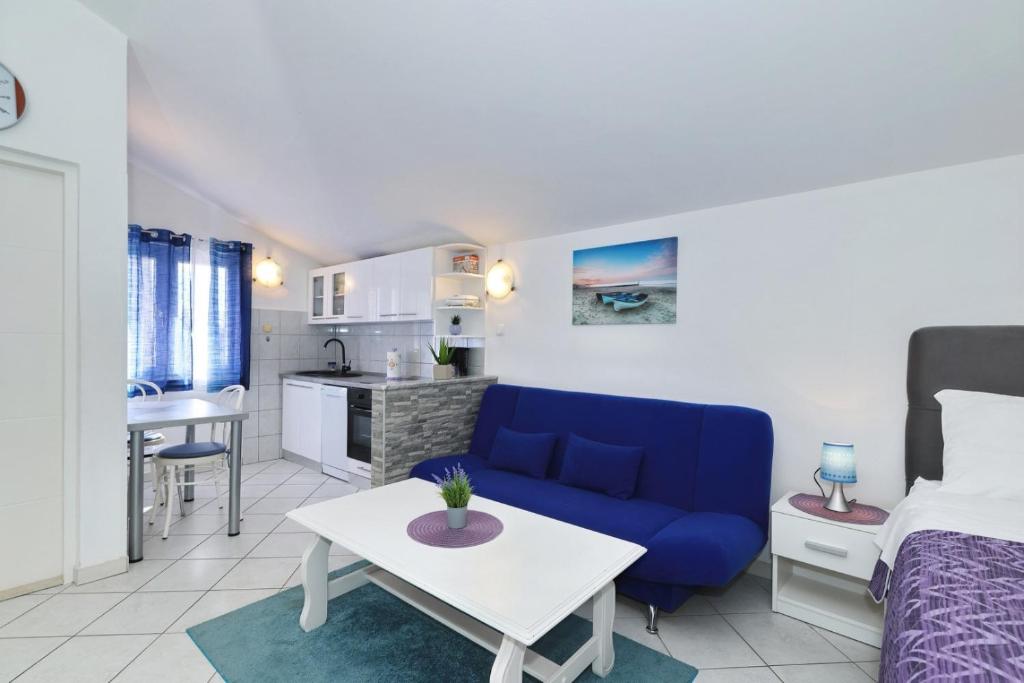 Kuchyňa alebo kuchynka v ubytovaní Apartments by the sea Nin, Zadar - 290