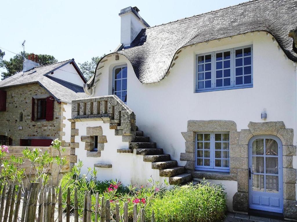 Una casa blanca con escaleras que conducen a ella. en Charming Home in Carnac near Sandy Beach, en Carnac