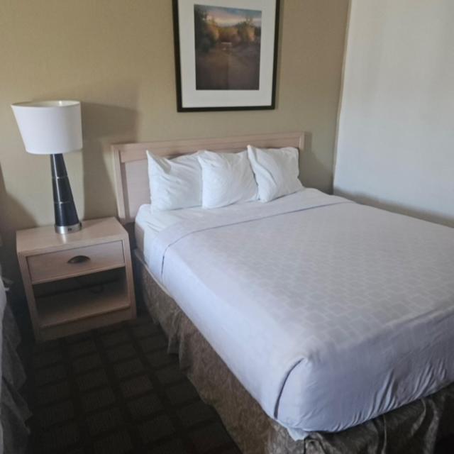 Postel nebo postele na pokoji v ubytování Americas Best Value Inn Wendover