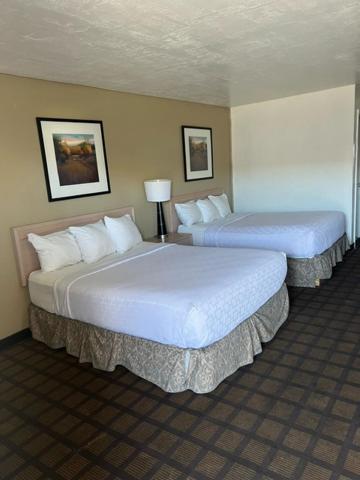 Postel nebo postele na pokoji v ubytování Americas Best Value Inn Wendover