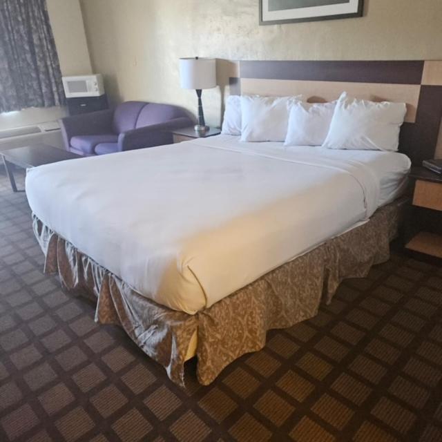 Postel nebo postele na pokoji v ubytování Americas Best Value Inn Wendover