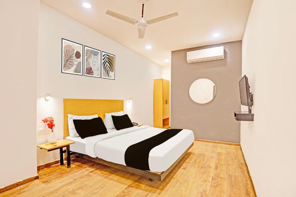 ラクナウにあるSuper Townhouse Mukut Bazarの部屋の中に大きなベッドがある寝室