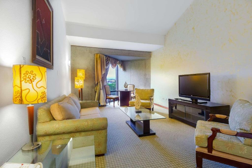 TV a/nebo společenská místnost v ubytování Radisson San Jose-Costa Rica
